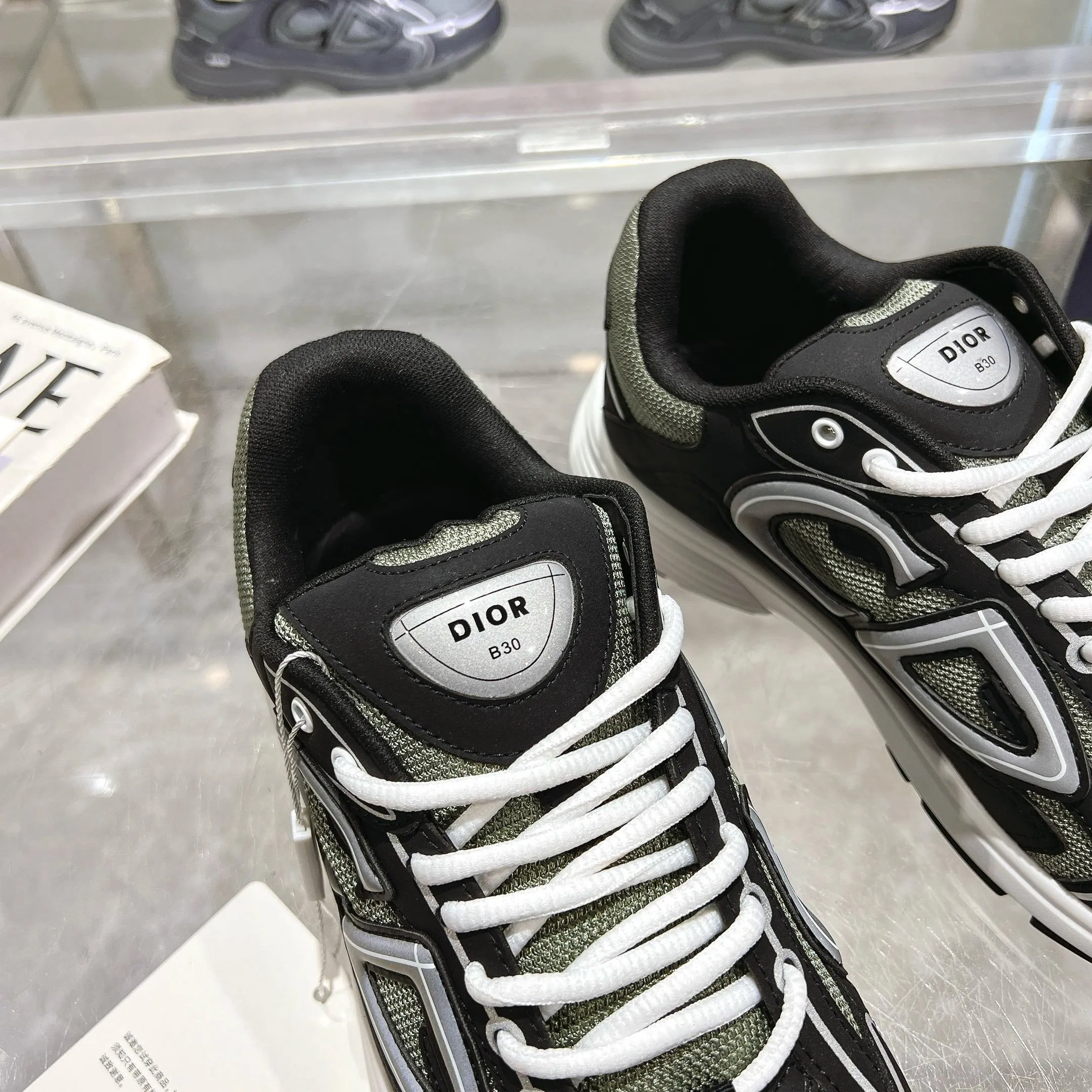 👟👟Ex-factory price 520👟👟 H612 high version B30 low-top sneakers are one of the flagship styles of this series. Crafted from mesh and technical fabrics, it's finished with a reflective 'CD30' graphic and 'DIOR B30' and 'CD30' logos on the heel and tongue. The extra-light, sculpted rubber sole adds style with signature accents, while internal stretch details create ideal comfort. Can be paired with a variety of casual looks to show a fashionable, modern and sporty style. ✅Size: 35-47 (45-46-47 customized, non-returnable and non-exchangeable) ✅Sole material: Original ultra-light IP sole ✅Packaging: Brand new counter packaging